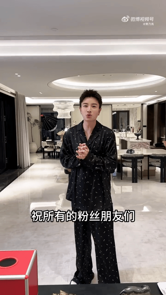 贾乃亮公司还缺人吗从当初的法国七人小团队走到现在，亮哥当老板的格局真的没话说，