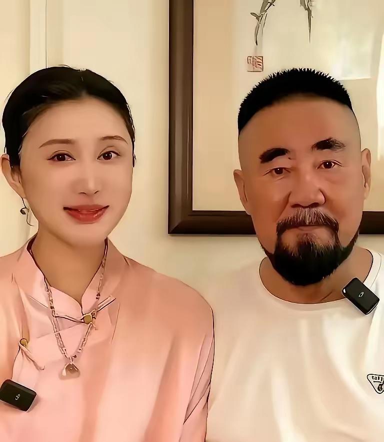 74岁张纪中这波“换脸”是真把网友看懵了——留了三十年的白胡子说剃就剃，满头银发