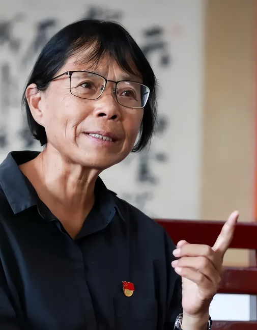 2007年，张桂梅当选十七大代表，华坪县特意拨了7000元给她买正装，开会那天她