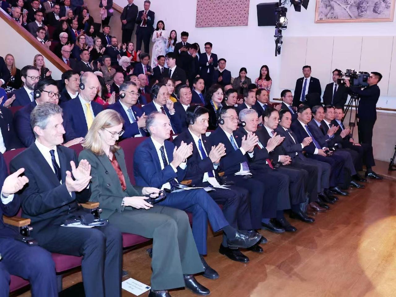 有点尴尬！苏林在英国牛津大学发表演讲，下面坐的更多是越南的官员，很少看到牛津大学