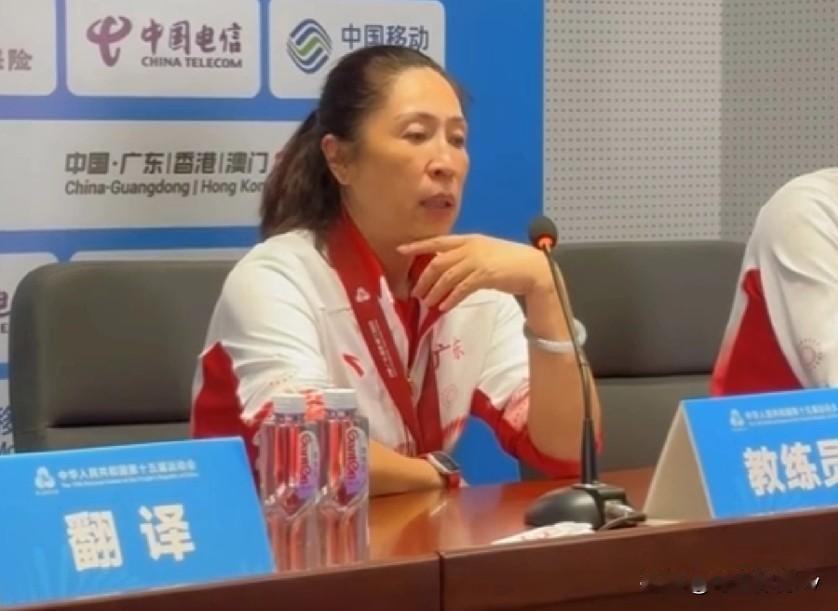 广东女篮夺冠之后，赛后广东主帅郑微采访谈到球队遇到的困难，令人泪目了！广东女