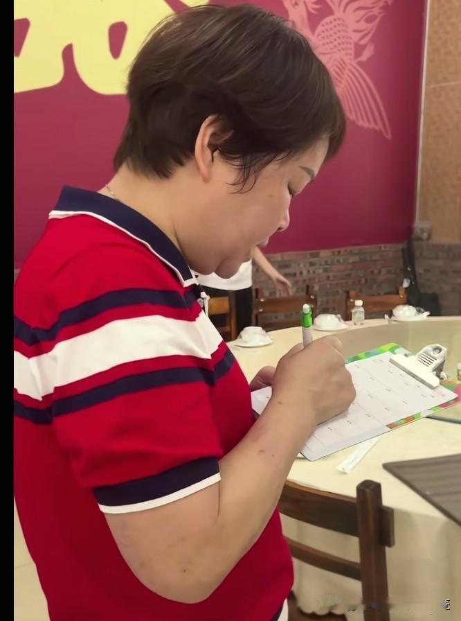 没想到叶锐聪妈妈是抗癌斗士。大嗓门嘻嘻哈哈的叶锐聪妈妈，今天晒出去医院检验单，