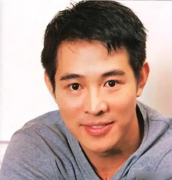 1997年，李连杰加入美国国籍，众人纷纷指责:“功夫巨星崇洋媚外。”李连杰说:“