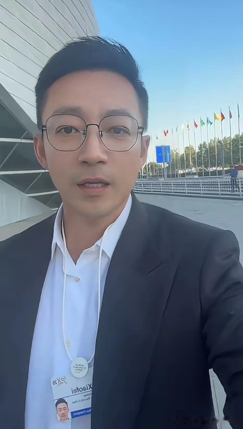 富少汪小菲携阔太马筱梅亮相大连达沃斯论坛这已经是汪小菲第二次出席达沃斯论坛