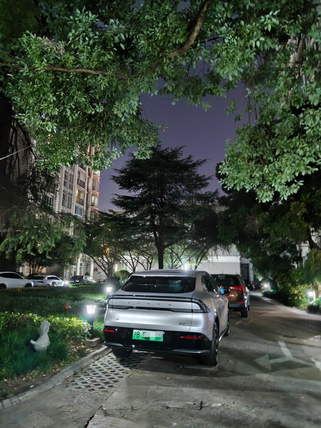 远远看到小区里停了辆小鹏G7这辨识度也是蛮高的[doge]新能源汽车​​​