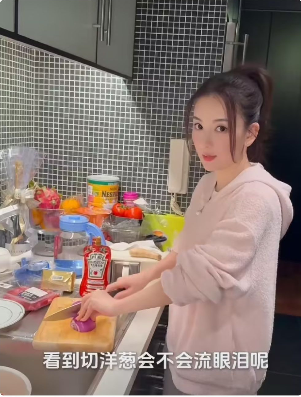 郭富城拎着一箱土特产回港，方媛回到家女儿们做饭，动作娴熟温柔