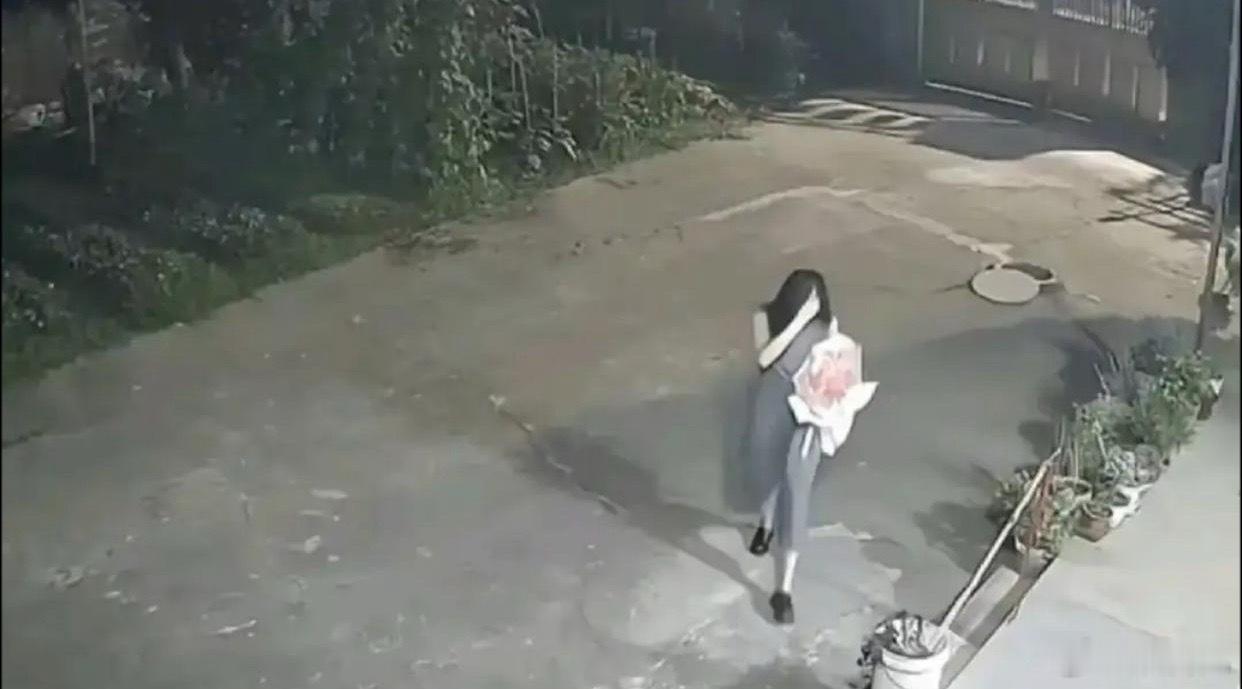 家里装了监控，想老婆了就看看她