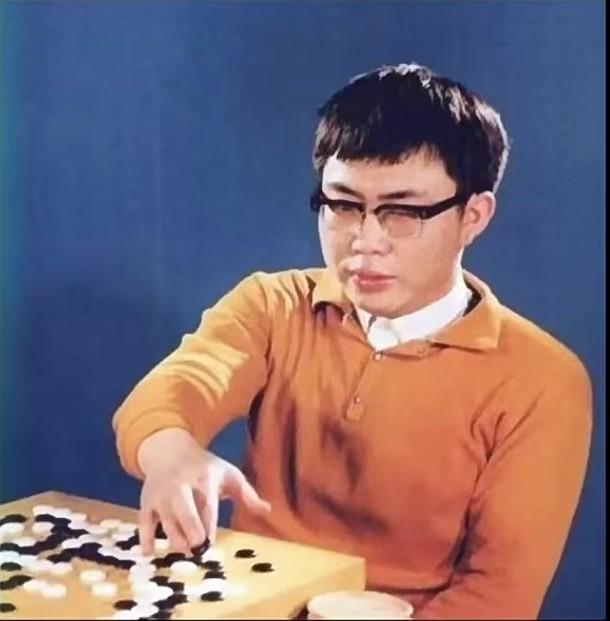 聂卫平的一生堪称完满，父亲聂春荣是工程师，曾任机械科学研究院院长。母亲吴贵娥，豆