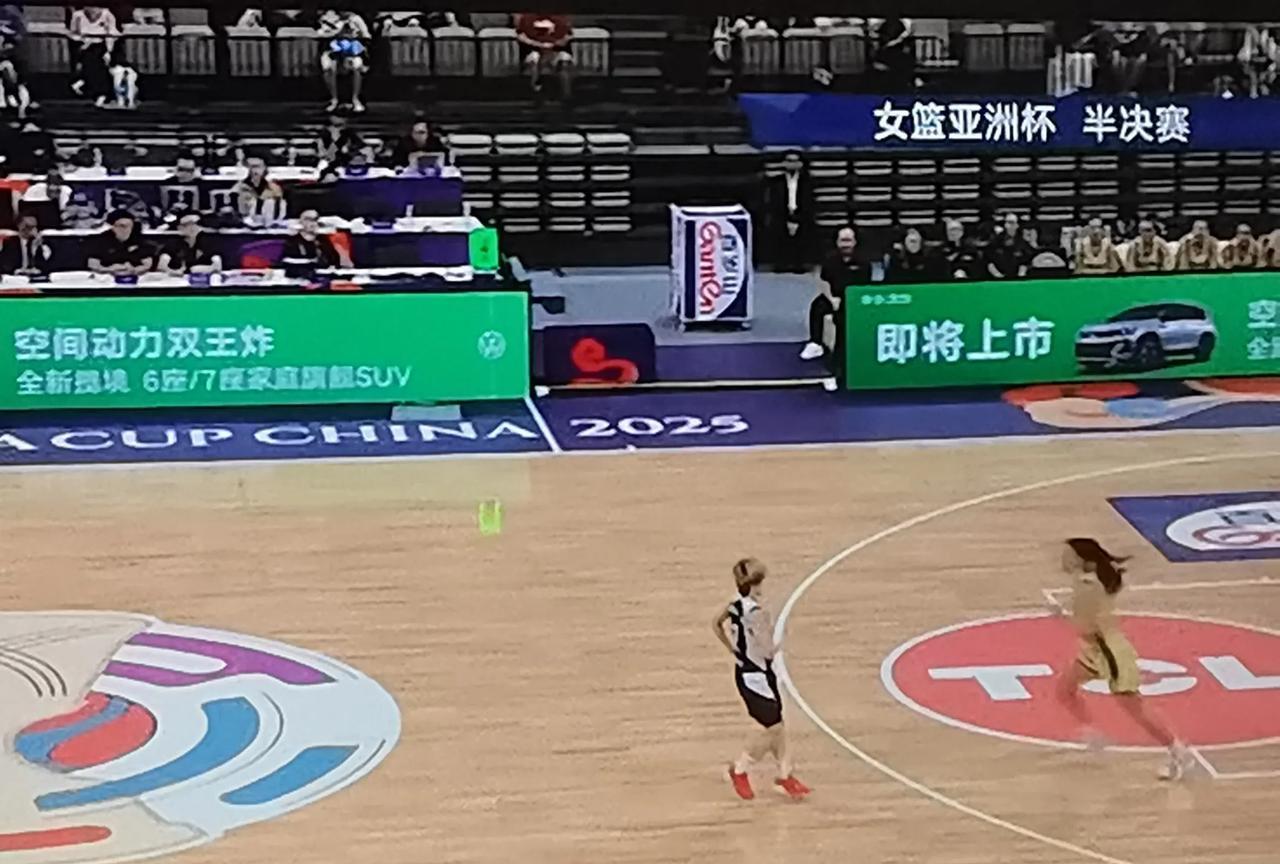 郑薇教练都没想到，女篮亚洲杯半决赛，韩国对澳大利亚队半场结束，韩国仅落后澳大利亚