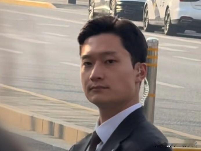 李在明保镖意外“抢镜”1月6日李在明访华抵达上海，他保镖意外成了焦点。那个男保