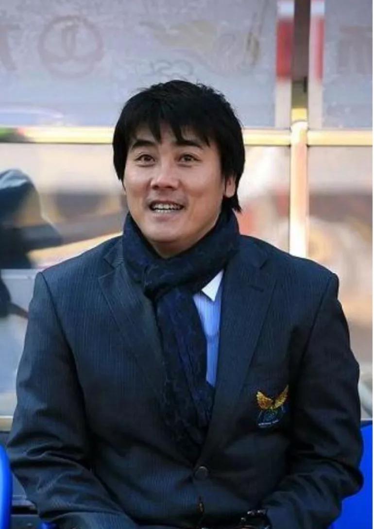 都是人情世故啊！李明为了儿子李嗣镕的职业发展，亲自出马，促成其加盟天津津门虎队。