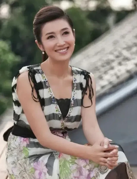 2017年，著名主持人刚强向春妮求婚，春妮说:“结婚可以，但是咱先说好了，我要丁