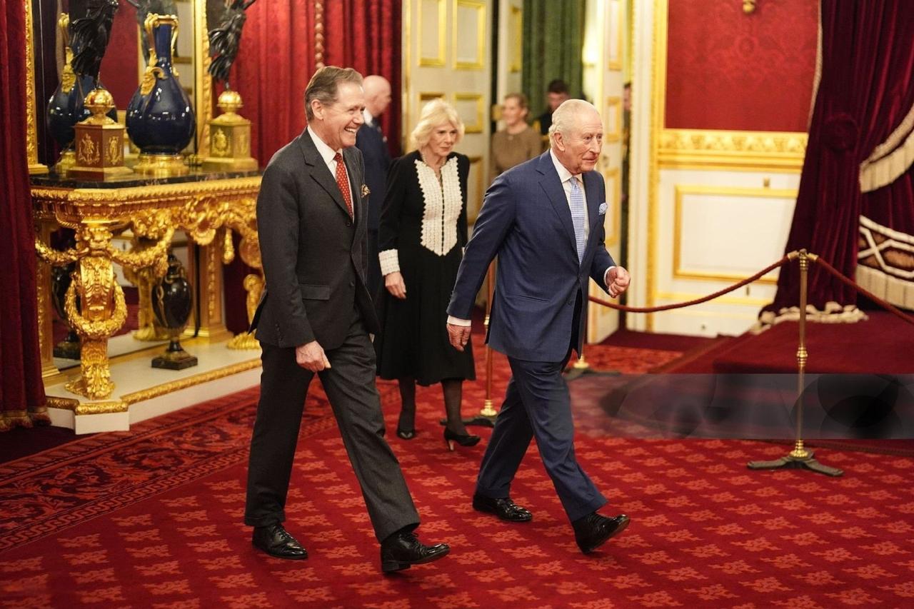 她来了，卡米拉王后迈着“八字劈叉步来了”，卡米拉王后和查尔斯三世在圣詹姆士宫主持