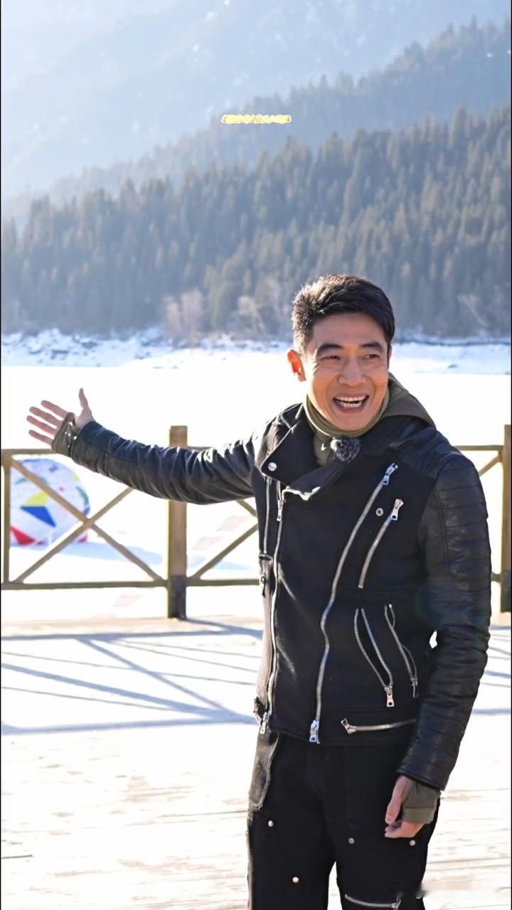 1月13日，撒贝宁、杨帆、朱迅等央视主持人在新疆天山天池拍摄节目，在场民众纷纷与