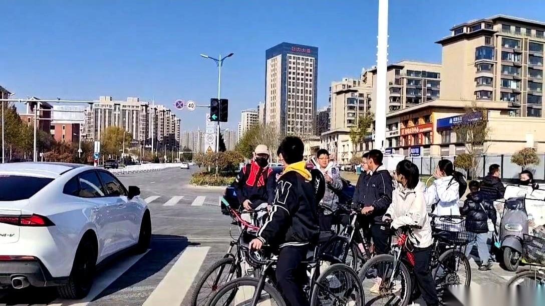 堵疯了。真的，堵疯了。状元桥，刚通车三天，就赶上全城开学第一天。我开着车，就