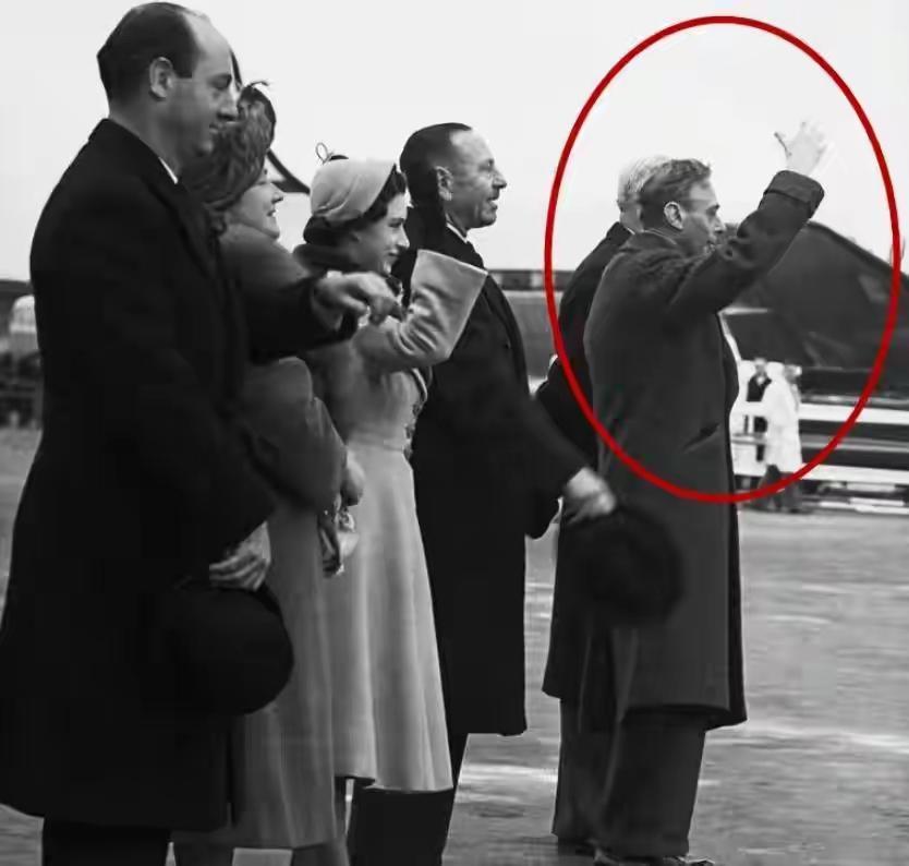 这一别，物是人非！这一年对英女王而言，有了翻天覆地的变化，那就是她的那座高山，