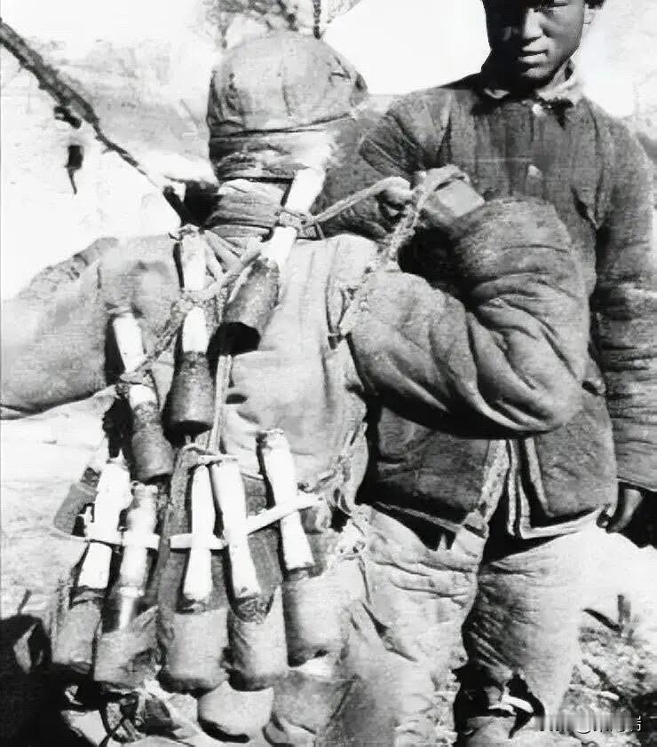 你仔细看这张泛黄照片：八路军战士腰间的九颗手榴弹不是随意捆的！两排斜绑的草绳藏着