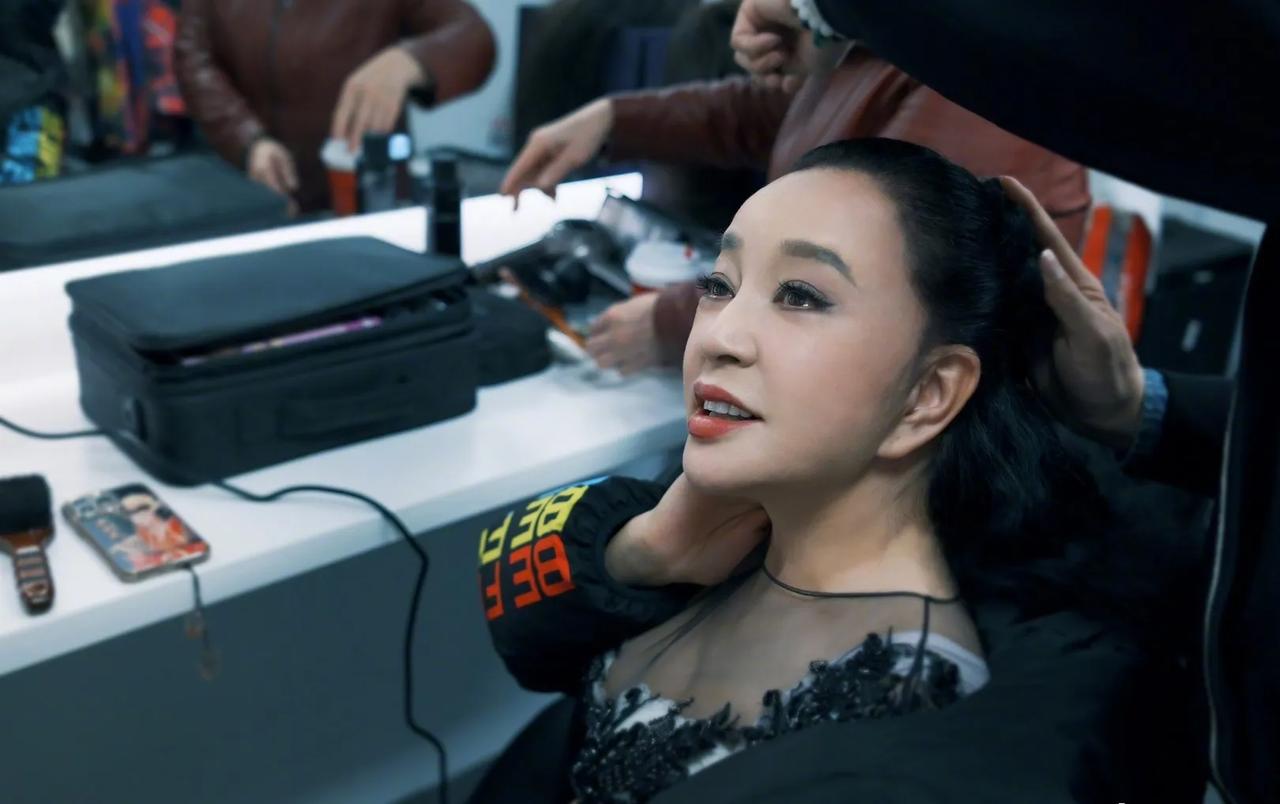 刘晓庆工作花絮照，70多岁还拥有如此浓密的发量，实在是令人惊艳！不仅如此，她的皮