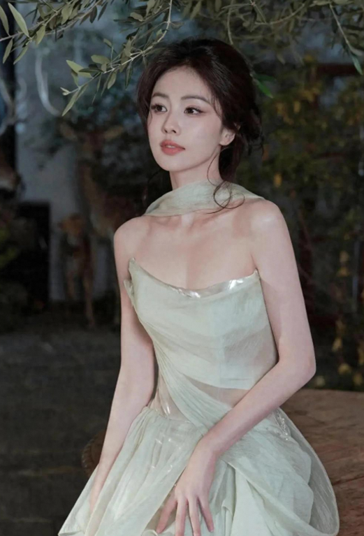 白鹿绿纱裙造型惊艳，轻盈之美宛如仙子下凡