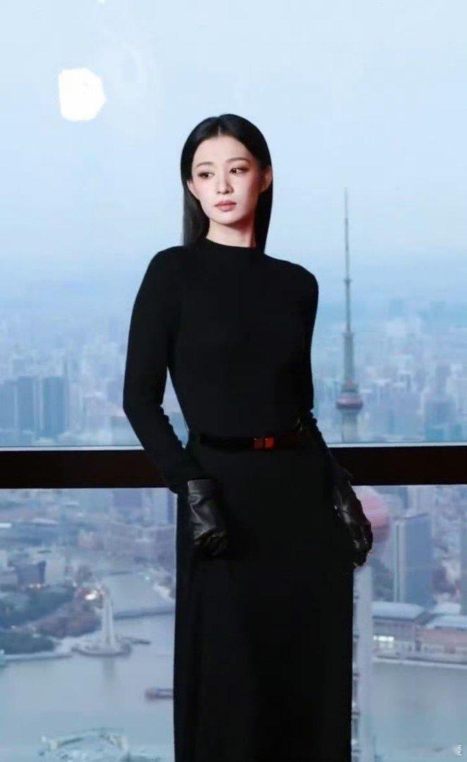 王楚然黑月光降维打击王楚然穿黑色长裙现身，清冷矜贵气质溢出屏幕，恶女气场全开。