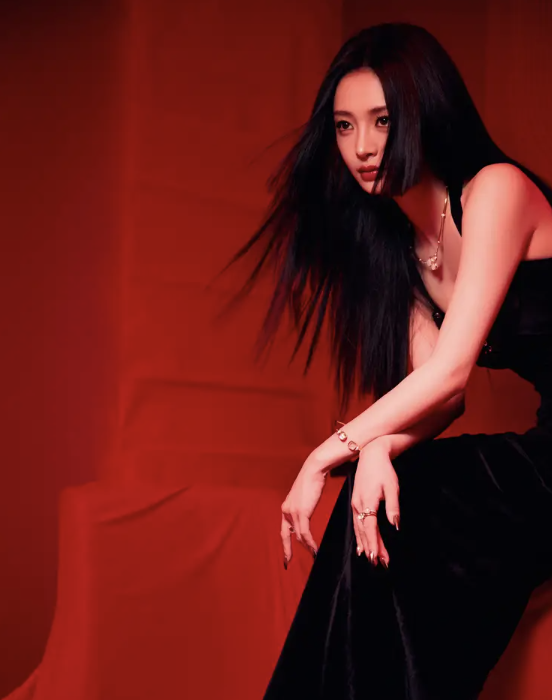周洁琼黑色吊带裙造型小蛮腰尽显妩媚