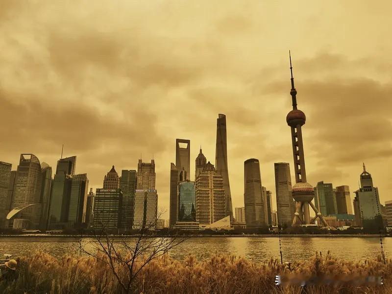 退一万步说，即便有办法让年轻人大量生育，但大城市的人口容量难道是无限的吗？就拿