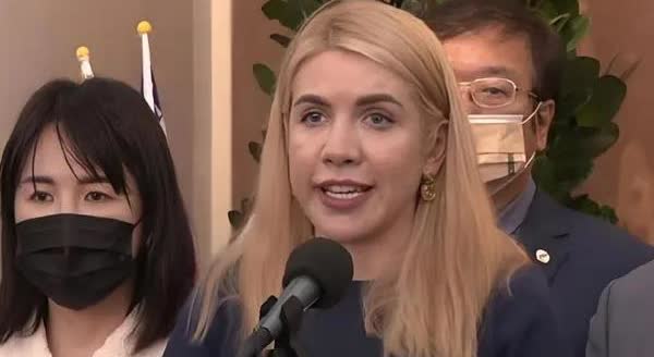 八月4日，乌克兰议员尼亚日斯基一行九人窜访中国台湾省，这是乌克兰32年来首次，由