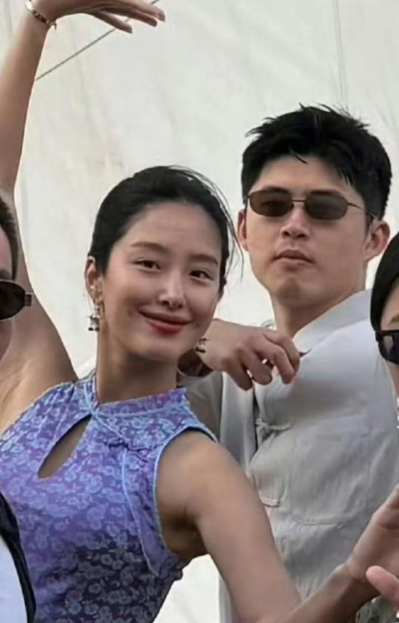 人逢喜事精神爽，杨采钰首次晒老公张向荣。如果杨采钰和陈金飞没有第一段故事，她还