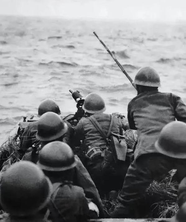 1942年，一位渔夫载着16名日军渡江。突然，他毫无征兆的撤下船桨，朝着江面纵身