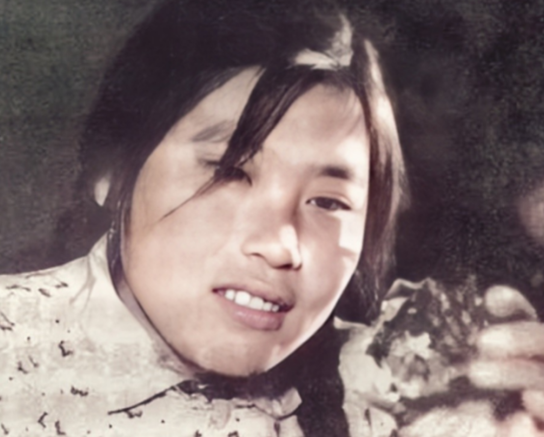 1977年12月21日，临沂姑娘魏振芳在田间挖茅草，突然从茅草里滚出一块鸡蛋黄大