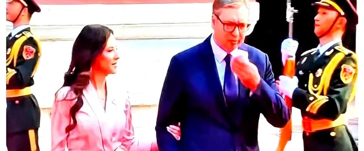 “武契奇哭了。”“总统也会哭？”“对，就在端门，下一秒就要踏上天安门