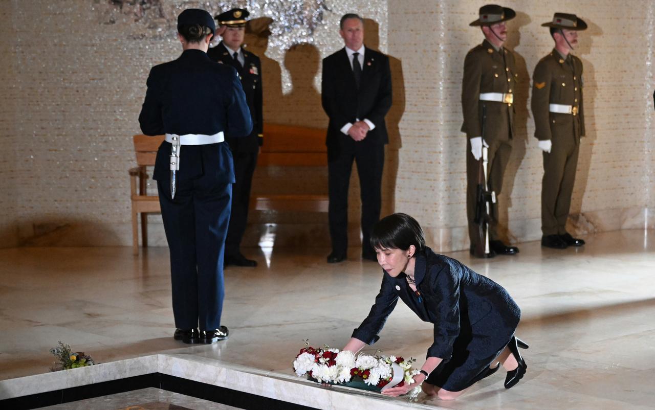 日本首相高市早苗在澳大利亚战争纪念馆向无名战士墓跪献鲜花。在白人面前，腿总是软