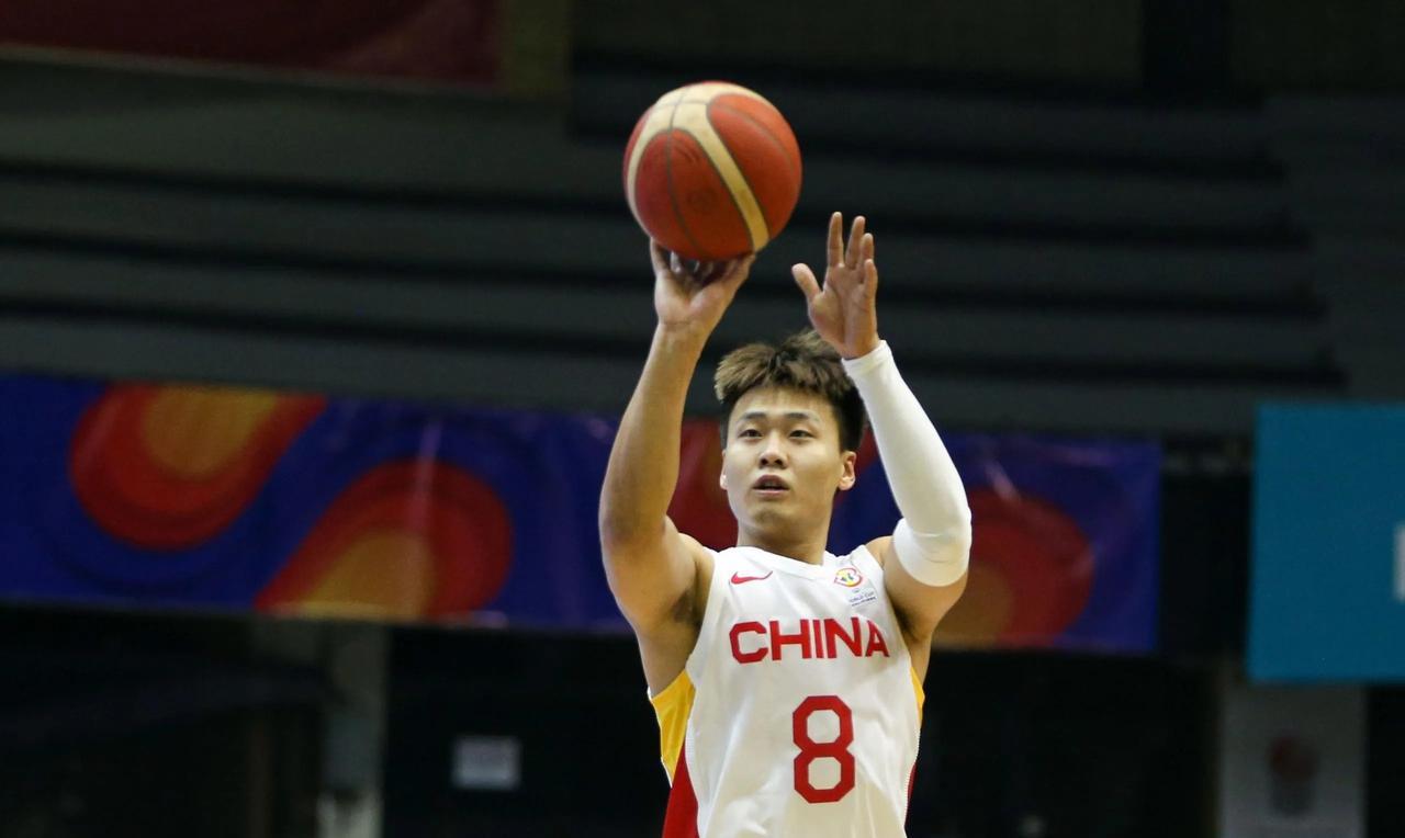 赵睿都当队长了，怎么还是这么不靠谱。中国男篮新一届队长赵睿的能力毋庸置疑，他不仅
