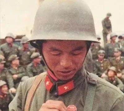 1986年，24岁的班长邢志强随部队接到了南下老山的命令，换防动员会上，气氛异常