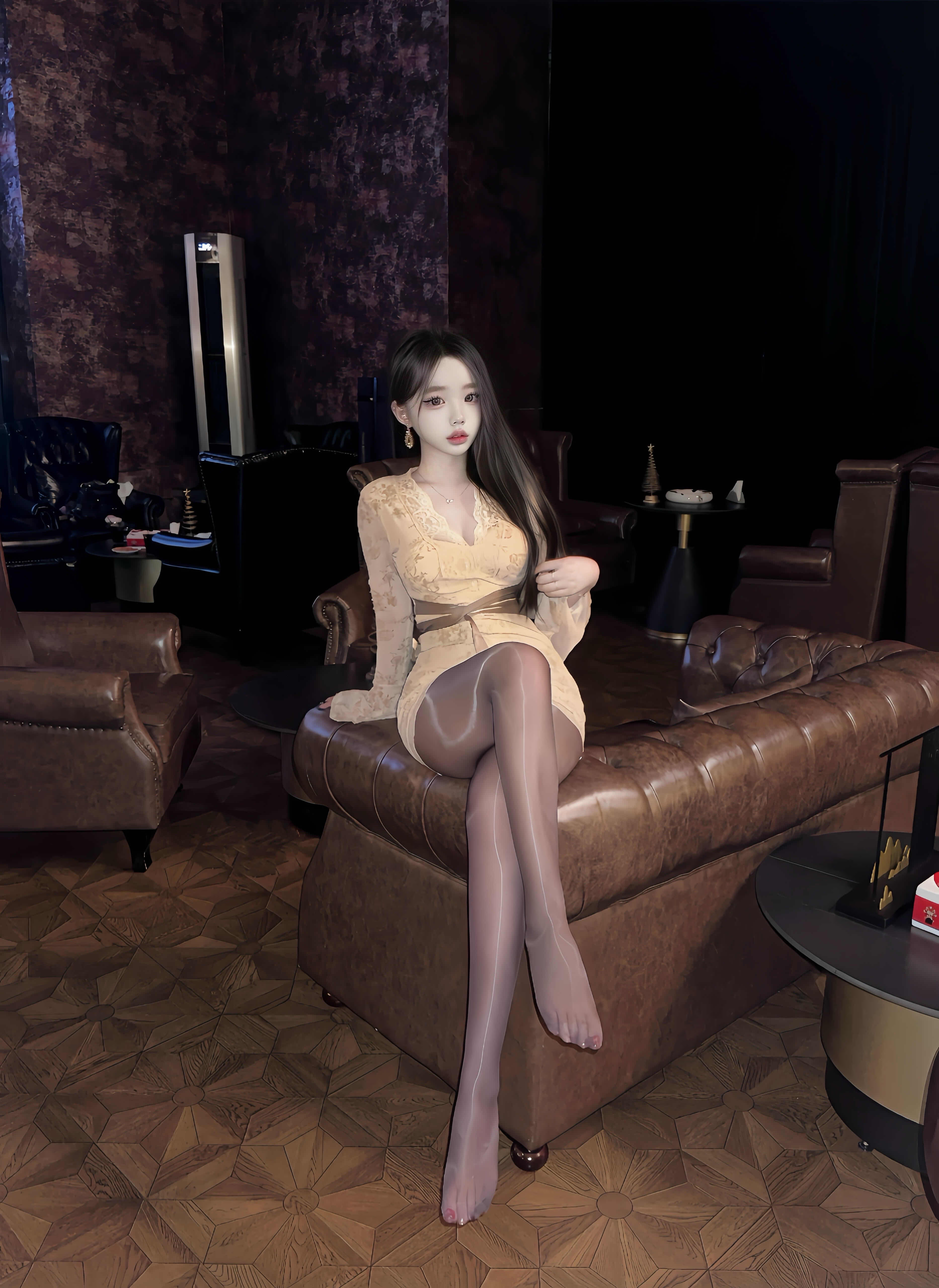 暖调灯光裹着棕皮沙发的纹路，蕾丝裙和柔光丝袜在暗里泛起细碎光泽。指...
