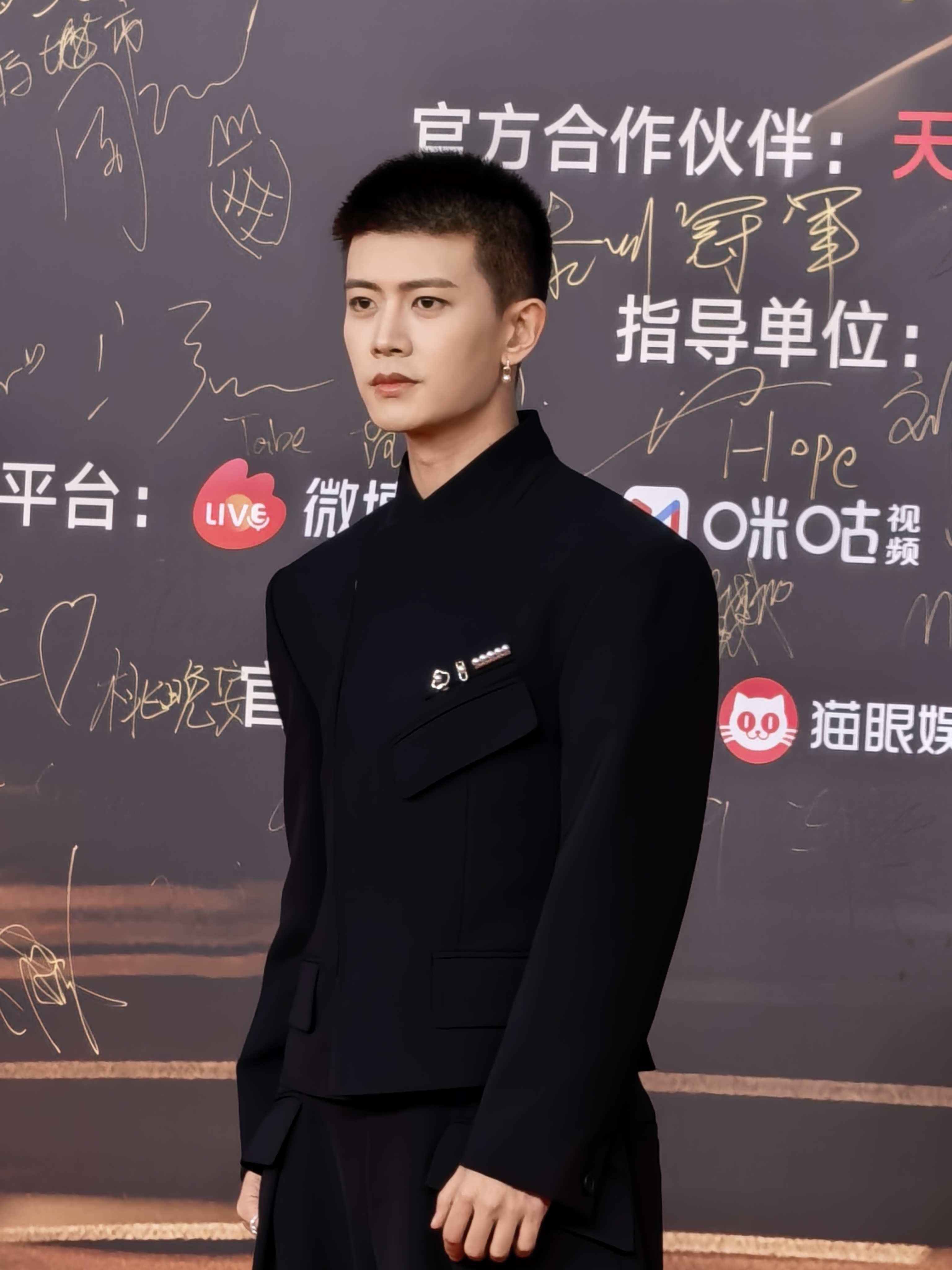 谁来懂一懂今天这个任嘉伦寸头➕allblack红毯造型的杀伤力～太有范儿了