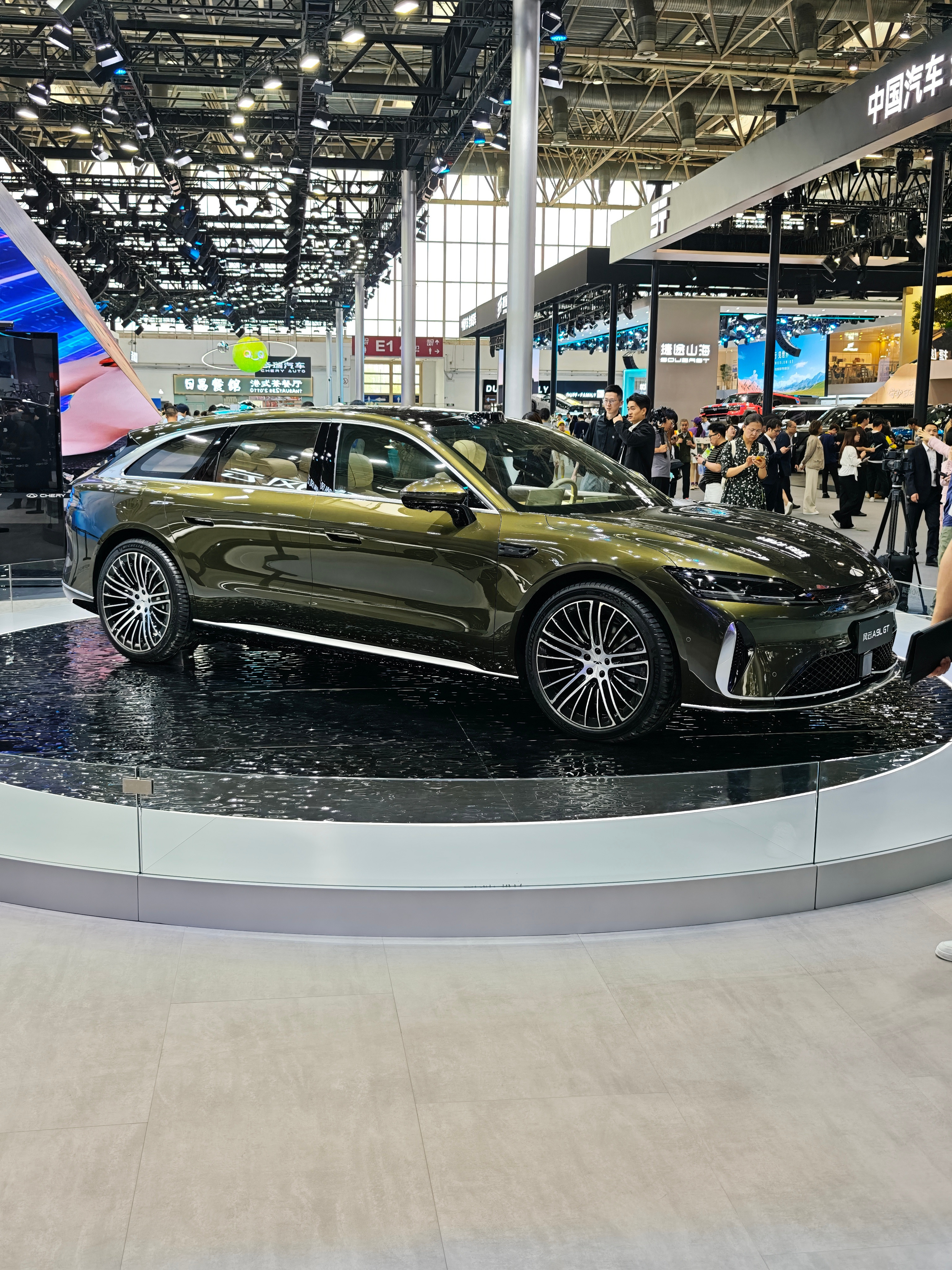 嚯奇瑞风云A9LGT可以啊这个配色有点像享界S9T，但姿态比享界S9T更凌厉，