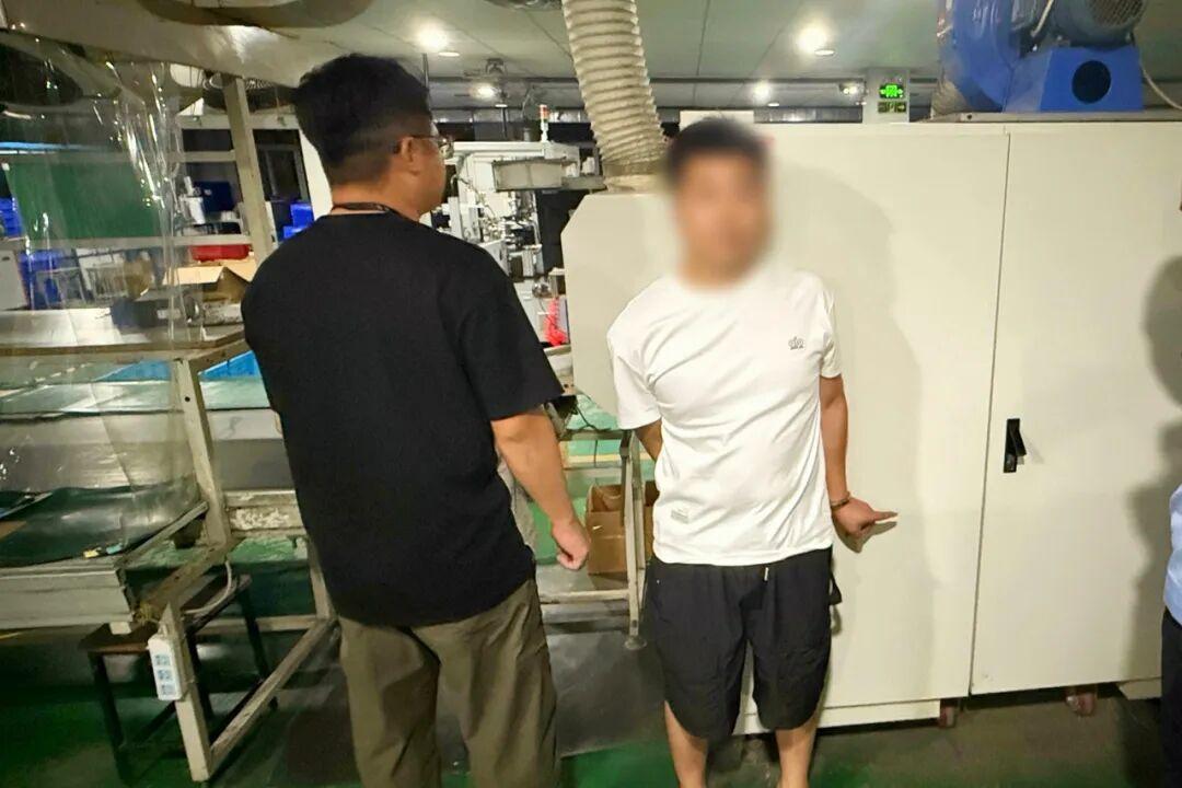 “真是胆大又贪婪！”一名男子从工厂离职后，不好好踏实赚钱，反而动起了歪心思，他白