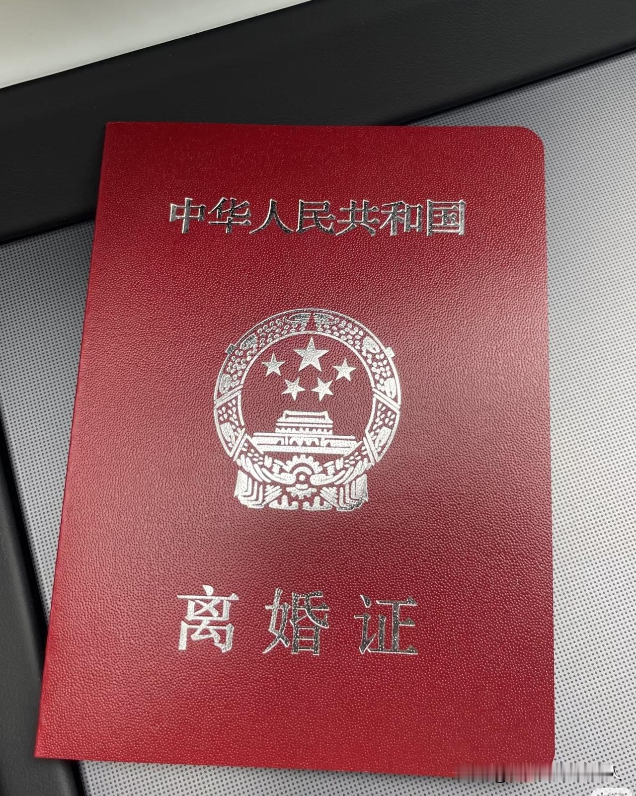 一位女士与丈夫冷战10天提出离婚，丈夫爽快答应，她在民政局排队时发现丈夫已在队伍