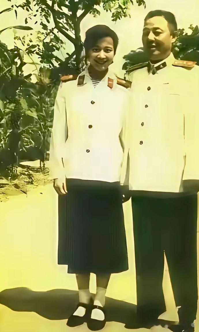 苏振华上将与第二任妻子陆迪伦的合影。两人于1960年结婚，年龄相差24岁。•当时