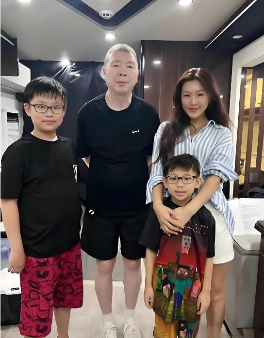 2010年，冯小刚请李健写歌，李健哼唱出来，他却不满意：“这歌根本压不住电影，再