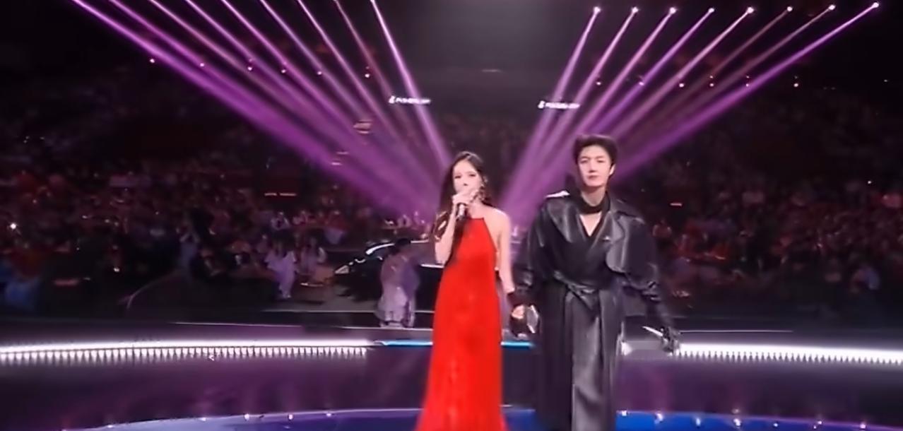 假唱不是说娱乐圈不让在大型舞台上假唱了吗？2026湖南卫视小年夜春晚直接出大