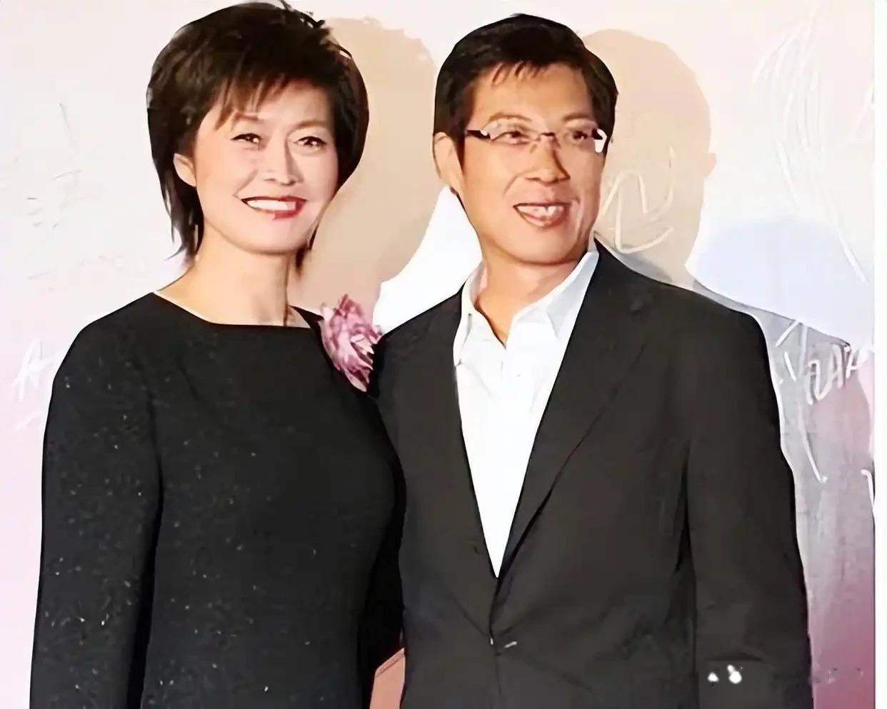 13岁的敬一丹给弟弟补裤子，缝纫机针不小心扎穿了手指。母亲随后叫来两个弟弟，提醒