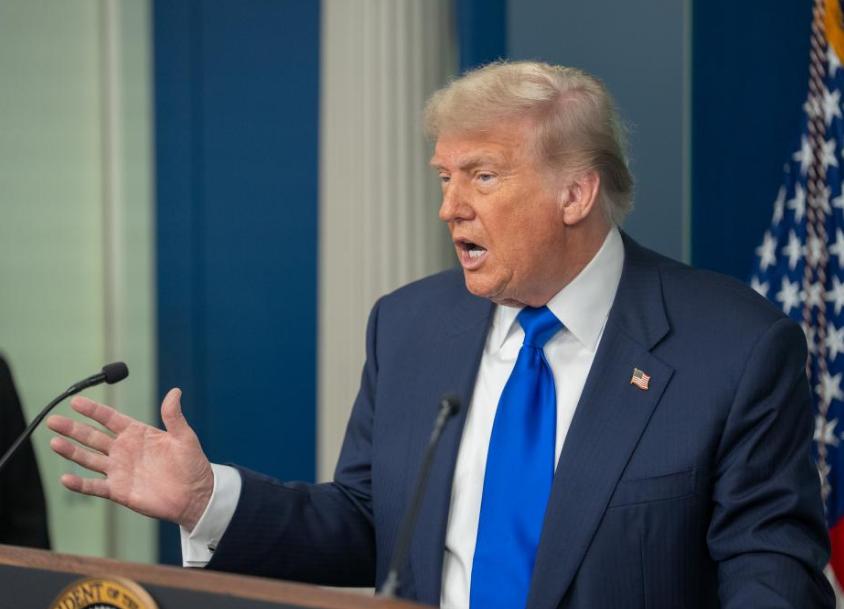 美国已经无力回天！已经开始昭告天下。中国的机会来了！特朗普这份报告。说