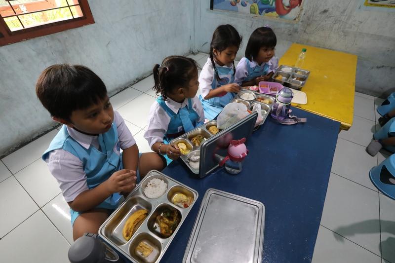 就是因为“义务教育”几个字，让一线教师的工作变得非常被动。因为什么样的学生都被