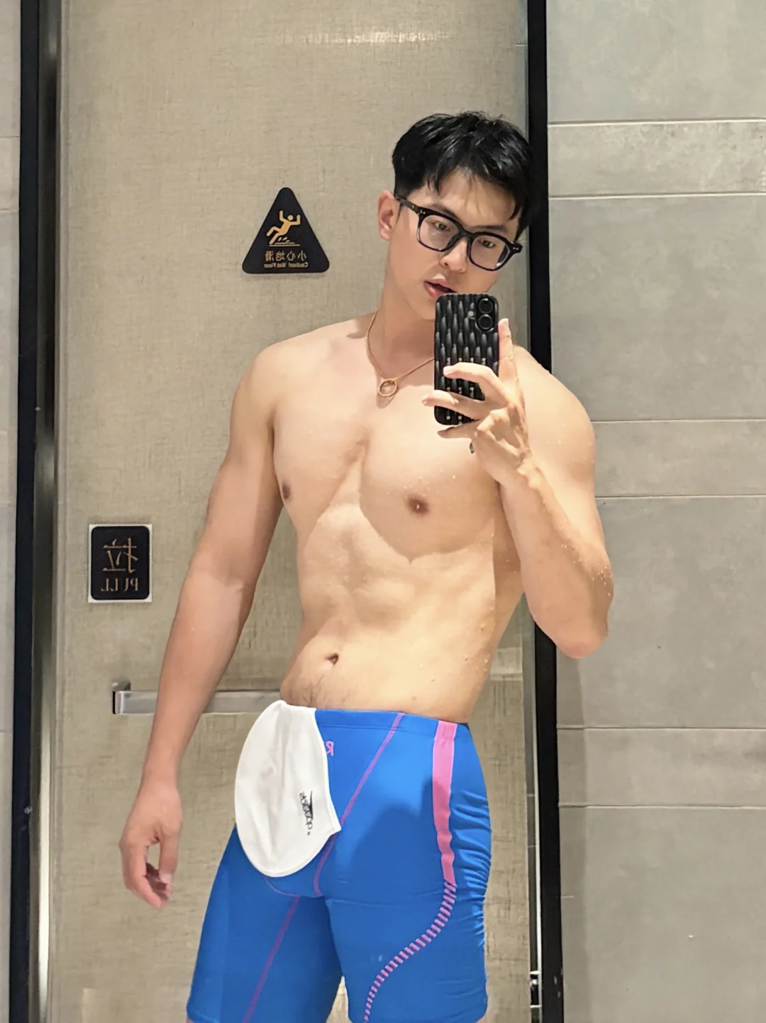 谁说游泳不能练腹肌啊！🏊