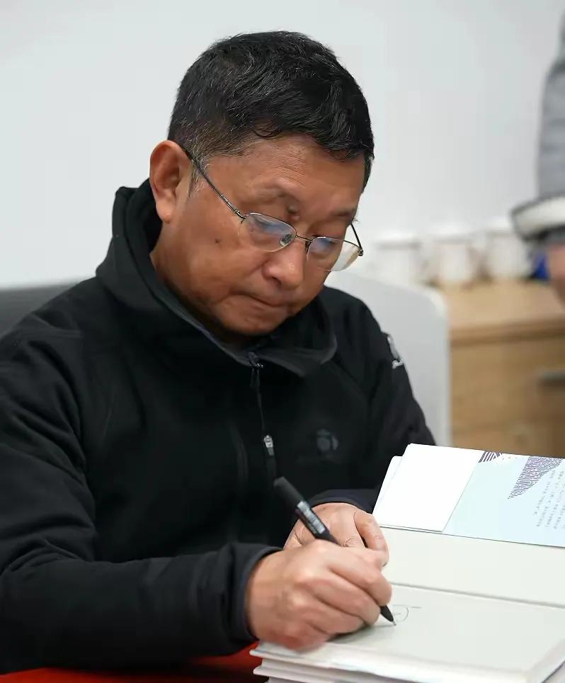 阿来还是看不起粉丝们，以为他们都没啥文化，不配看文学、谈论文学。他不要粉丝，他要