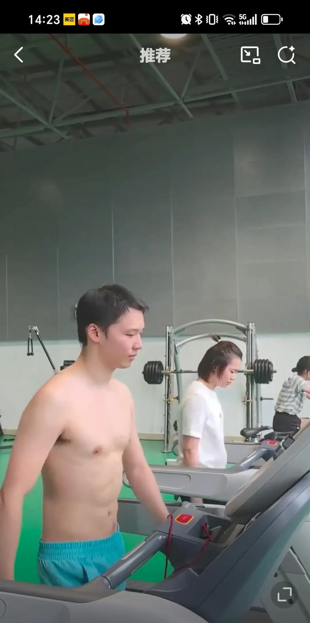 7月20日全红婵真的胖的感觉大腿粗了很多，以前轻松的动作现在感觉很费劲。说明真的