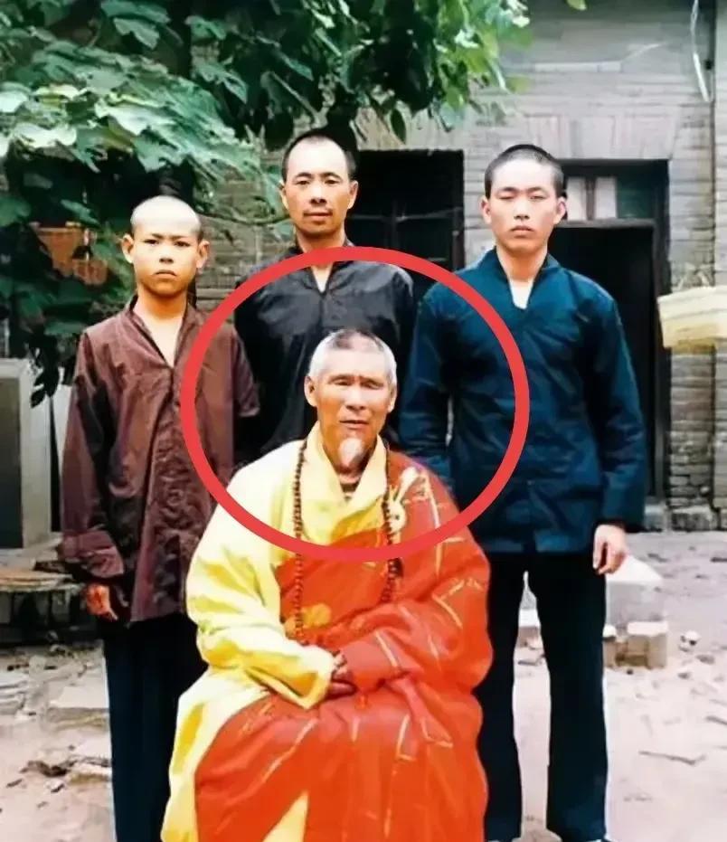又爆出惊人的消息，释永信的师夫释行正死之前曾给有关部门去了信，坚决反对释永信接任