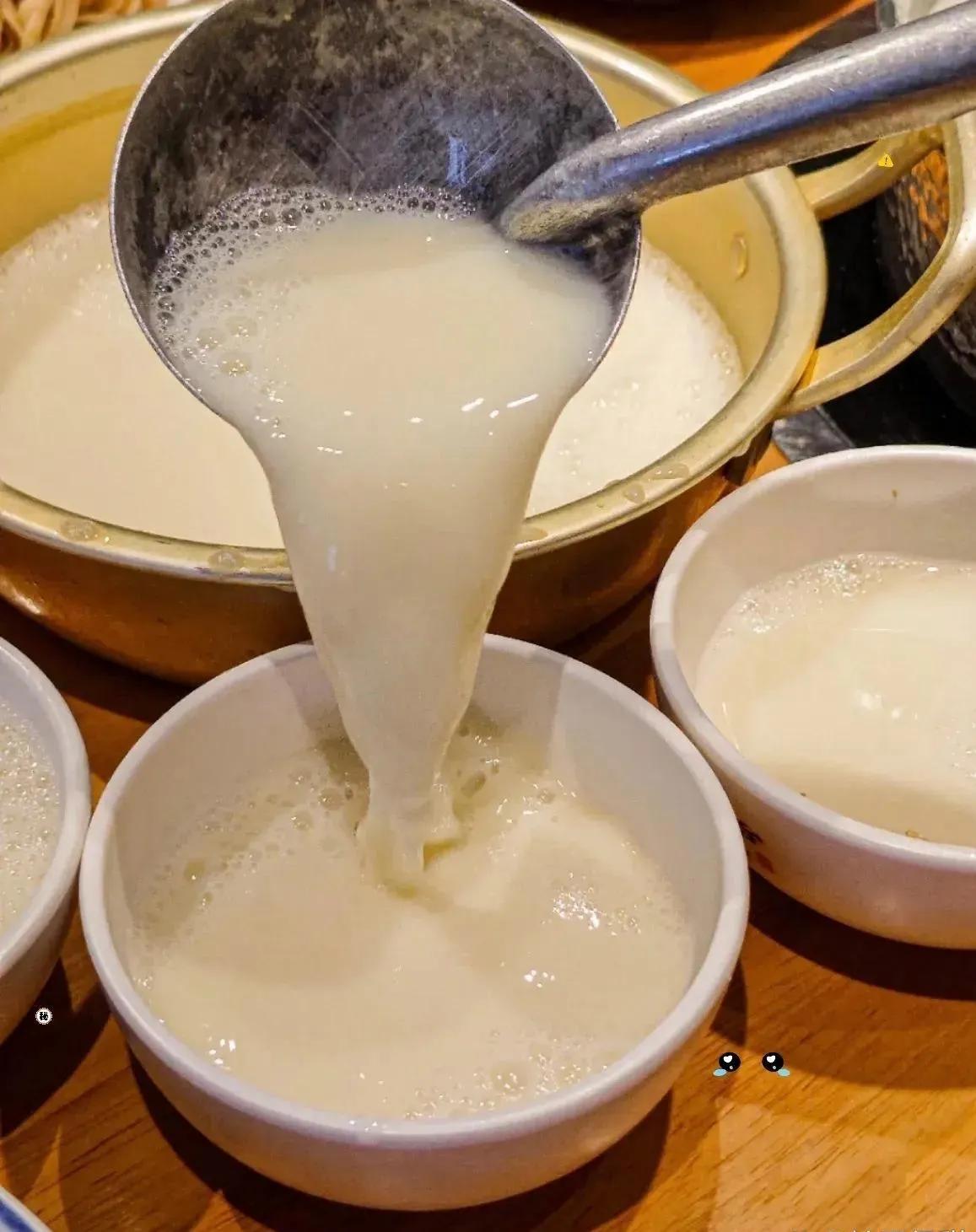 今天星期六，周末休息不上班，早上也起来得晚，快9点了才起床，洗漱之后出去吃早饭。